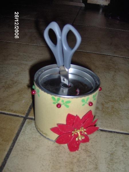 une bo&icirc;te &agrave; ficelle avec les ciseaux